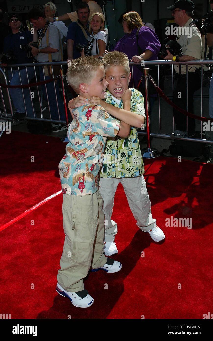 12 mai 2002 - Los Angeles, Californie - Star Wars Episode II L'ATTAQUE DES CLONES.LOS ANGELES PREMIERE AU BÉNÉFICE DU FONDS EST GRATUITE ., TENUE AU GRAUMAN'S CHINESE THEATRE..COLE ET Dylan Sprouse. 5-12-2002 FITZROY BARRETT / K24997FB (D)(Image Crédit : © Globe Photos/ZUMAPRESS.com) Banque D'Images