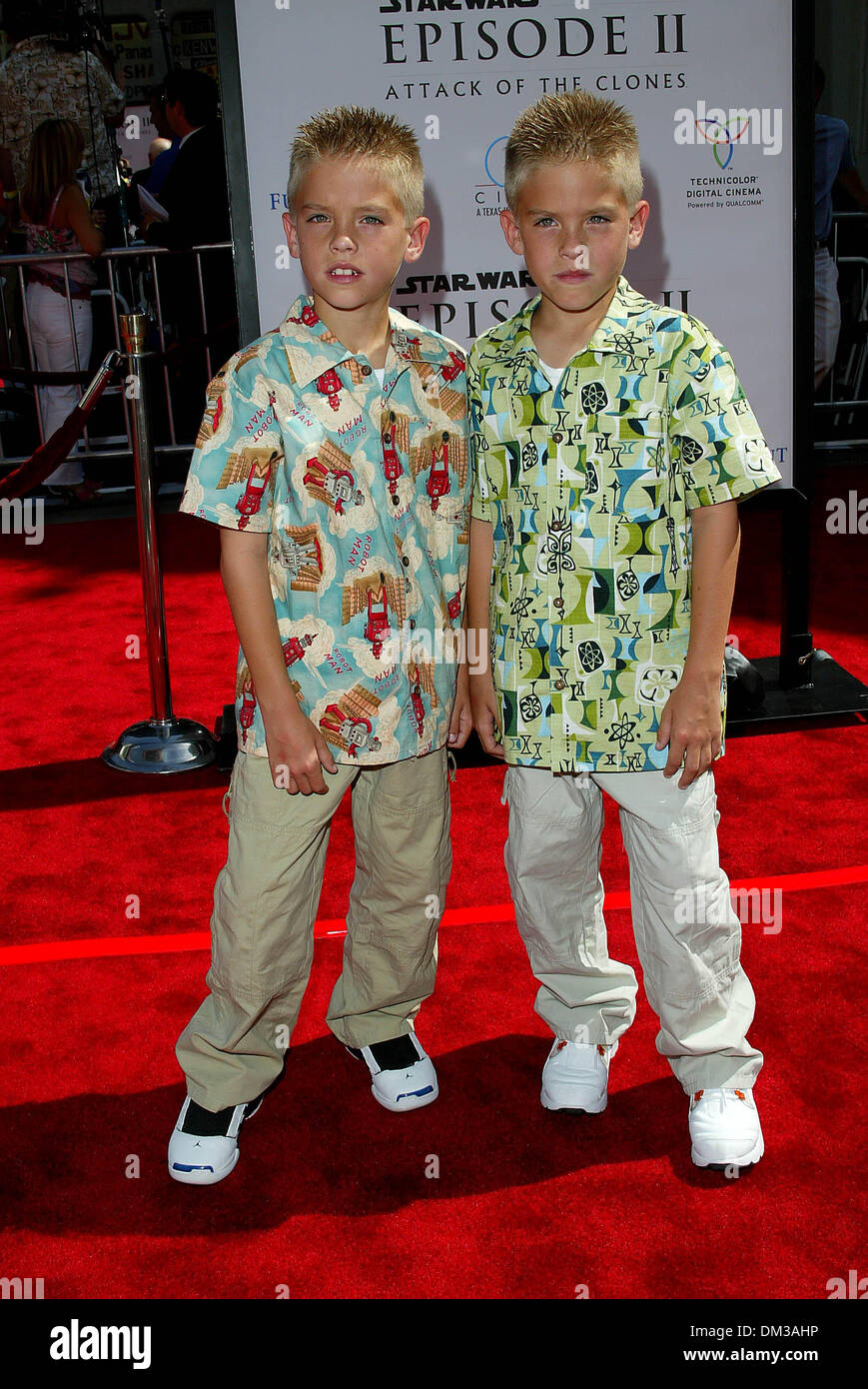 12 mai 2002 - Los Angeles, Californie - Star Wars Episode II L'ATTAQUE DES CLONES.LOS ANGELES PREMIERE AU BÉNÉFICE DU FONDS EST GRATUITE ., TENUE AU GRAUMAN'S CHINESE THEATRE..COLE ET Dylan Sprouse. 5-12-2002 FITZROY BARRETT / K24997FB (D)(Image Crédit : © Globe Photos/ZUMAPRESS.com) Banque D'Images