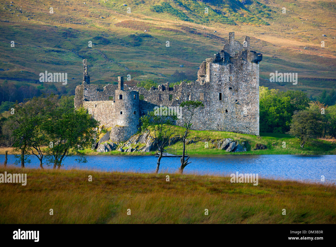 Le Château de Kilchurn, Grande-Bretagne, Europe, l'Ecosse, Loch Awe, lac, eau, château, ruines, arbres, prairie, automne Banque D'Images