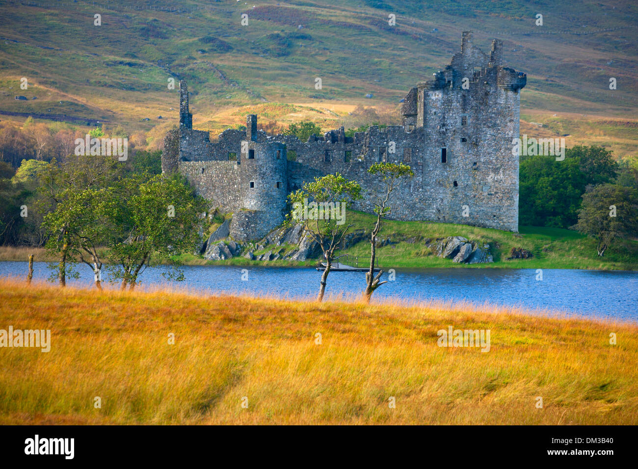 Le Château de Kilchurn, Grande-Bretagne, Europe, l'Ecosse, Loch Awe, lac, eau, château, ruines, arbres, prairie, automne Banque D'Images