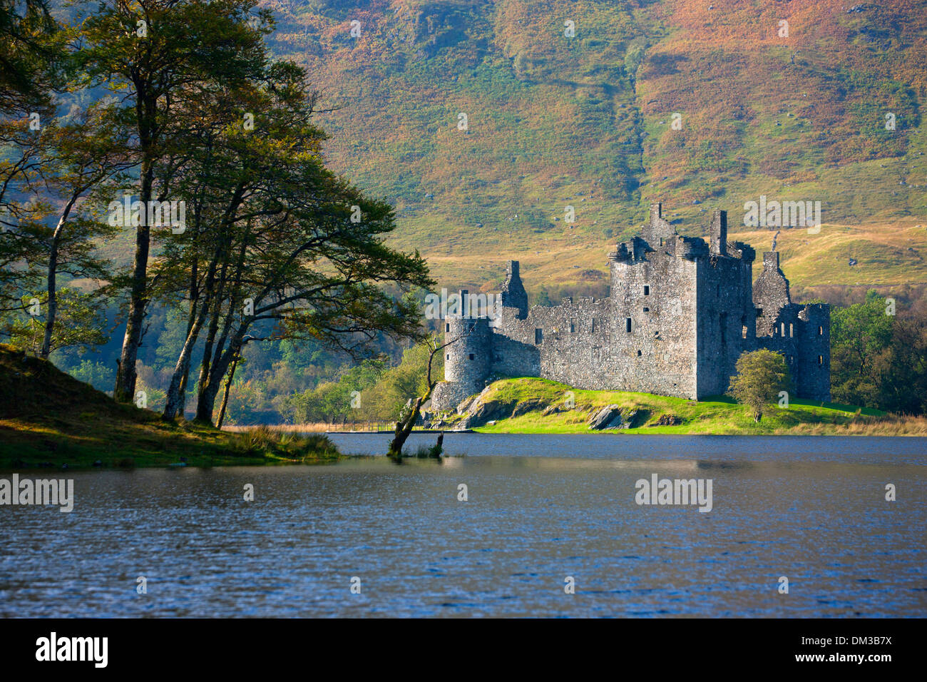 Le Château de Kilchurn, Grande-Bretagne, Europe, l'Ecosse, Loch Awe, lac, eau, château, ruines, arbres, automne Banque D'Images