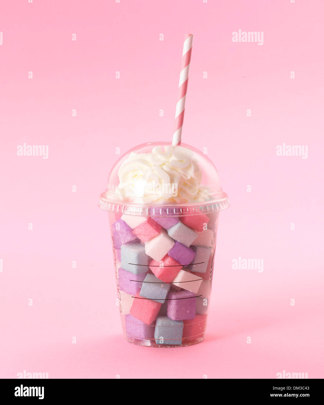 Sucre coloré Multi style milkshake avec de la paille coupée sur fond rose Banque D'Images