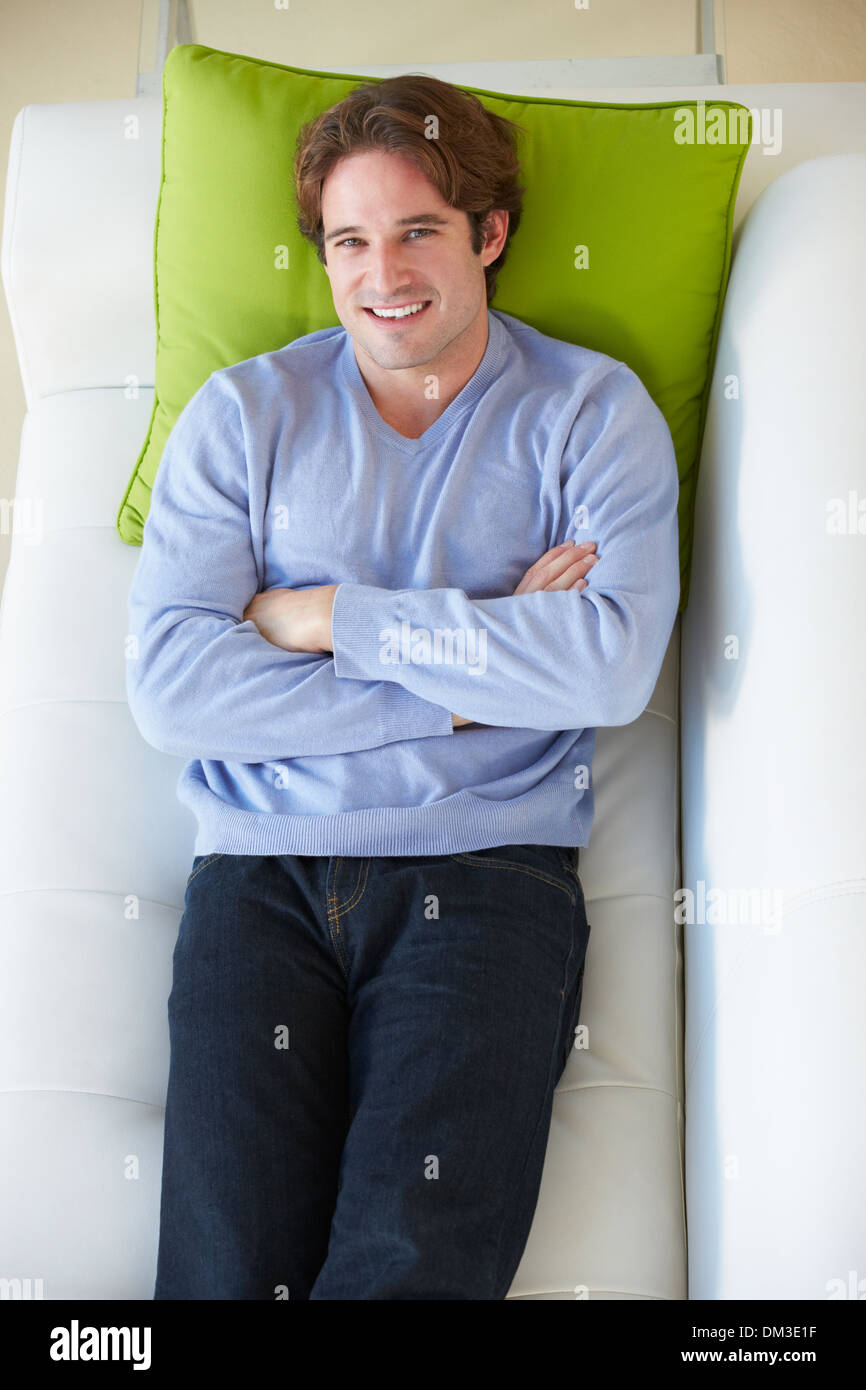 Vue aérienne de Man Relaxing On Sofa Banque D'Images Vue aérienne de Man Relaxing On Sofa Banque D'Images