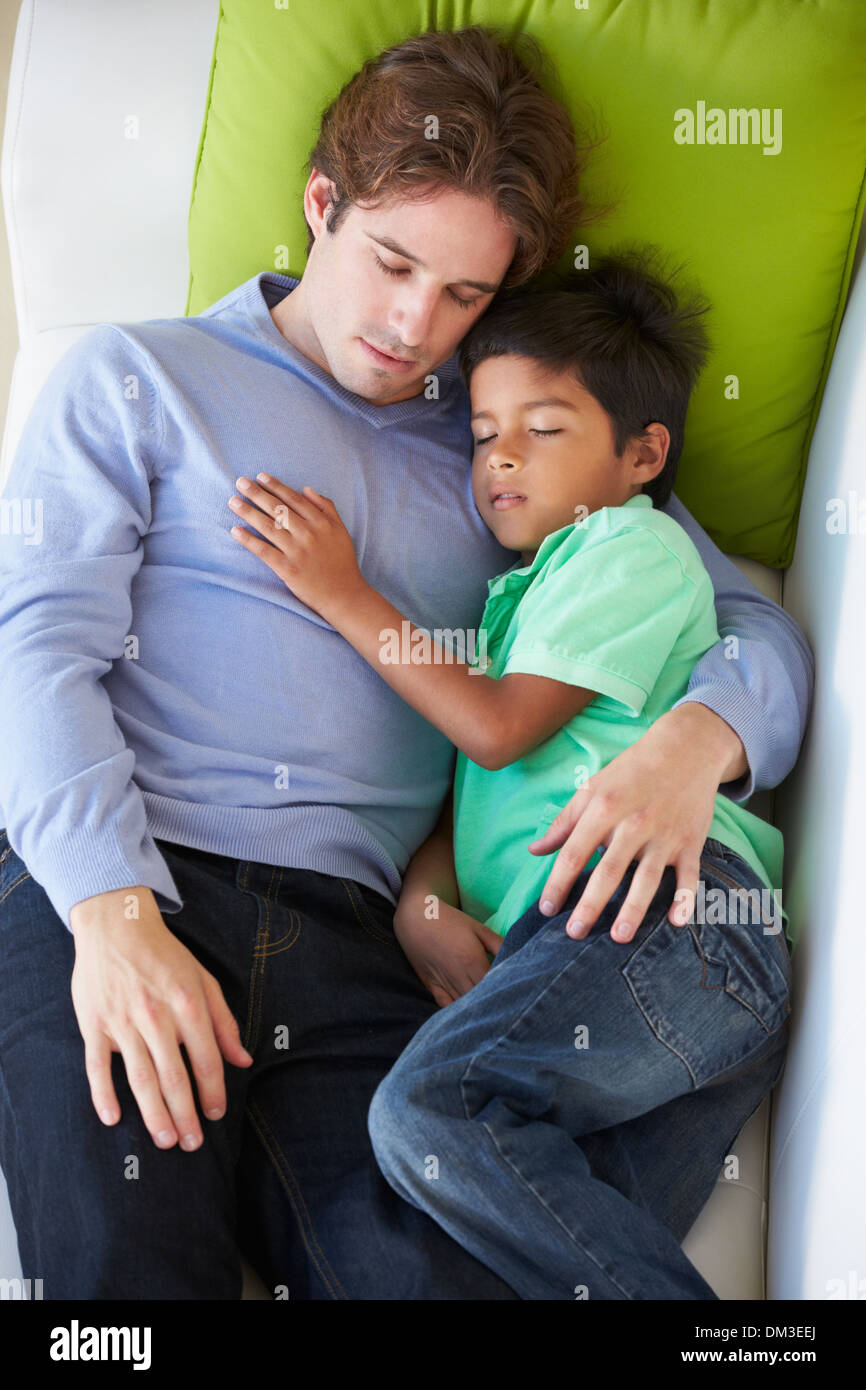 Vue de dessus de père et fils Relaxing On Sofa Banque D'Images Vue de dessus de père et fils Relaxing On Sofa Banque D'Images