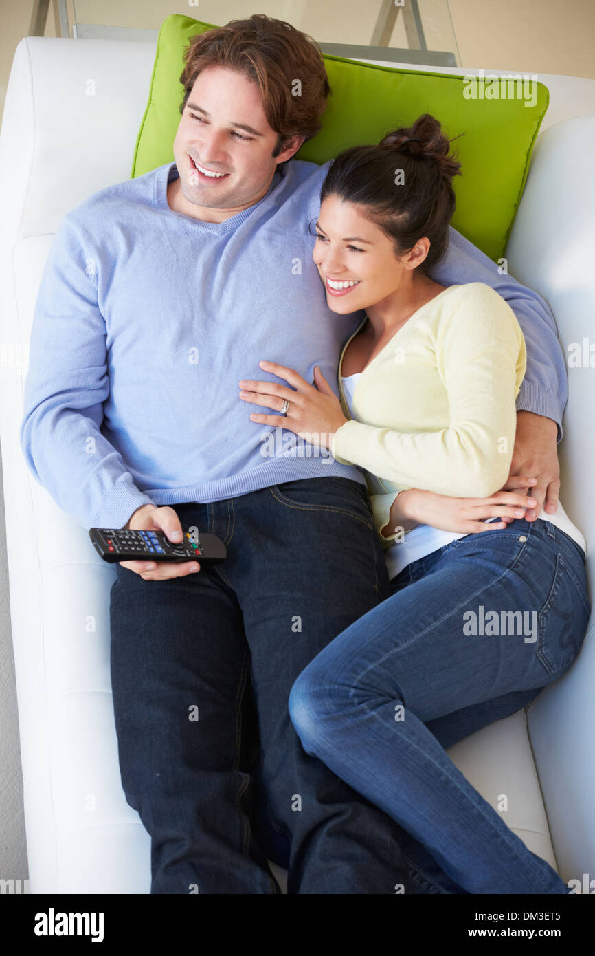 Vue de dessus de Young Couple On Sofa Banque D'Images Vue de dessus de Young Couple On Sofa Banque D'Images