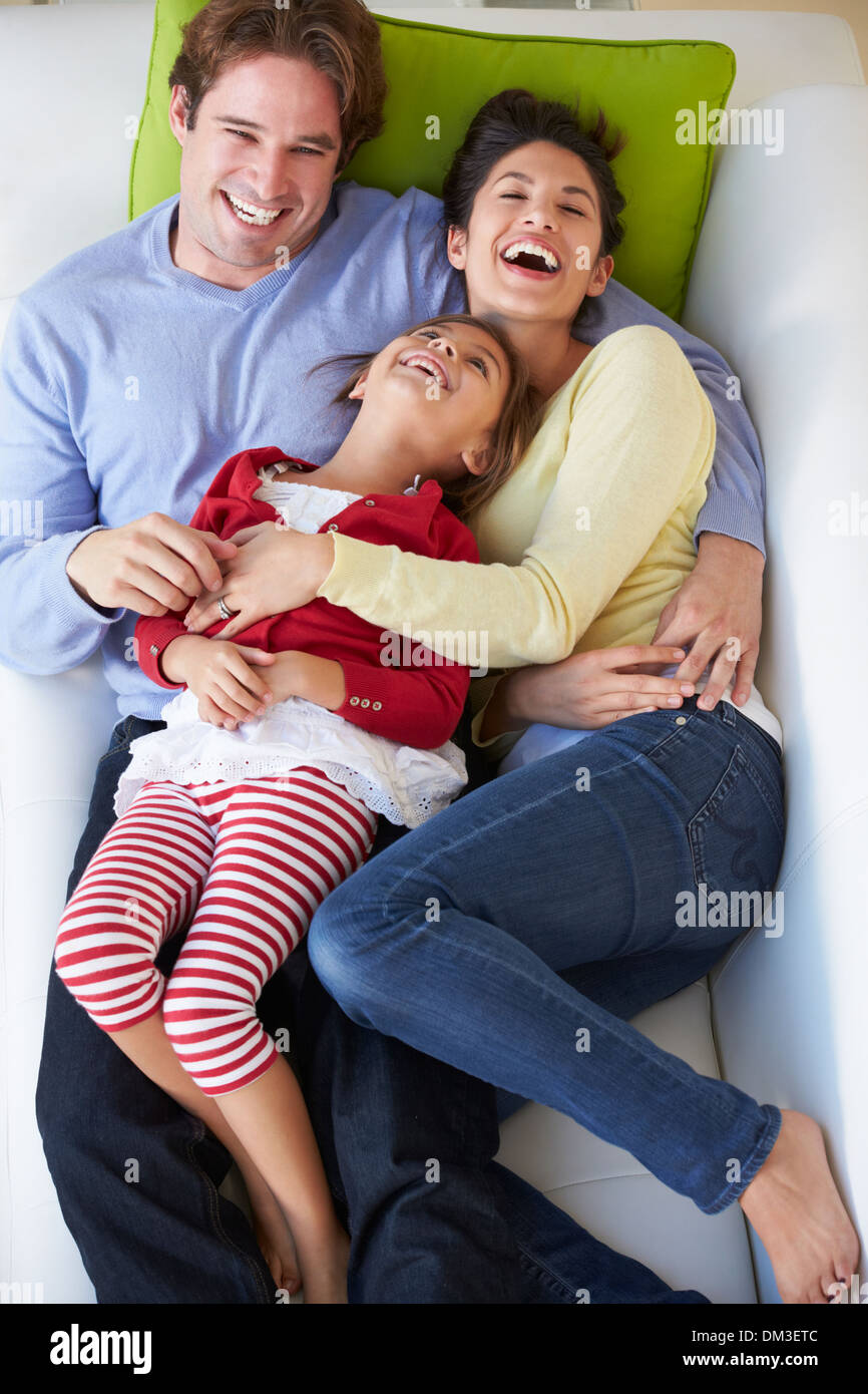 Vue de dessus de Family Relaxing On Sofa Banque D'Images Vue de dessus de Family Relaxing On Sofa Banque D'Images