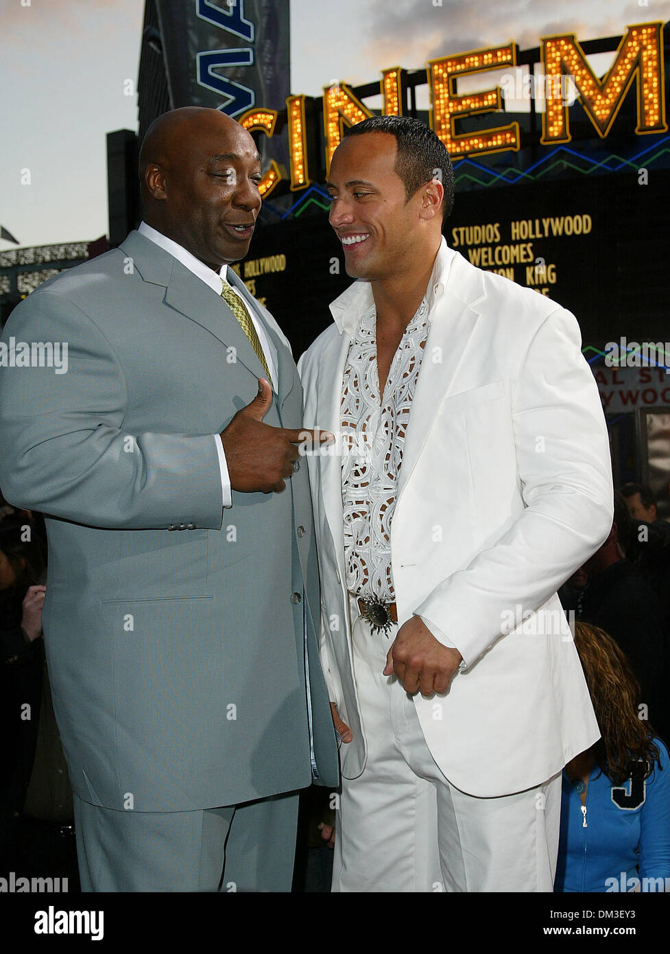 17 avril 2002 - Los Angeles, Californie - LE ROI SCORPION.premiere.AMPHITHEATE UNIVERSELLE À LOS ANGELES, CA.MICHAEL CLARKE DUNCAN ET LE ROCK (Dwayne Johnson). BARRETT / 4-17-2002 FITZROY K24625FB (D)(Image Crédit : © Globe Photos/ZUMAPRESS.com) Banque D'Images