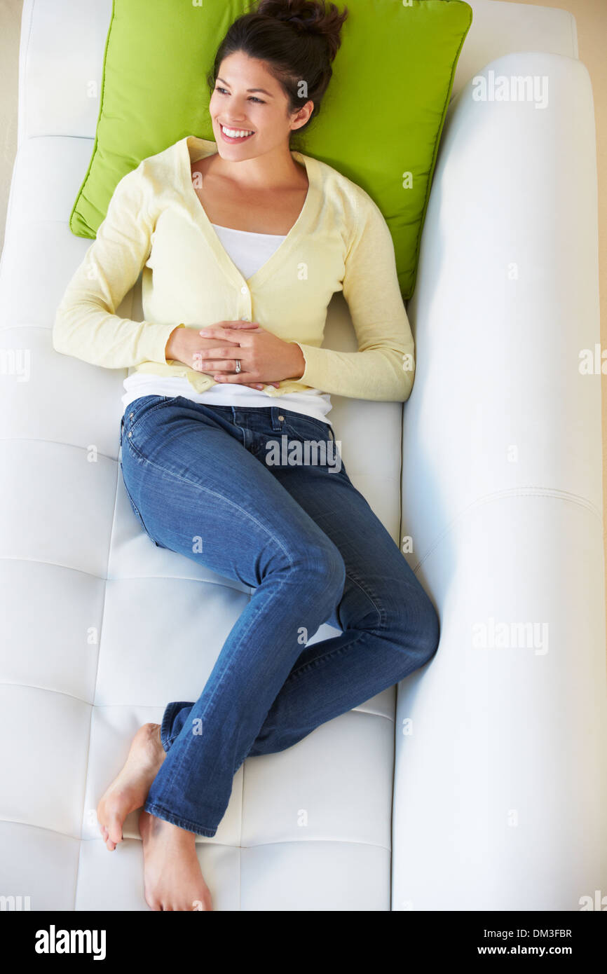 Overhead View of Woman Relaxing On Sofa Watching Television Banque D'Images Overhead View of Woman Relaxing On Sofa Watching Television Banque D'Images