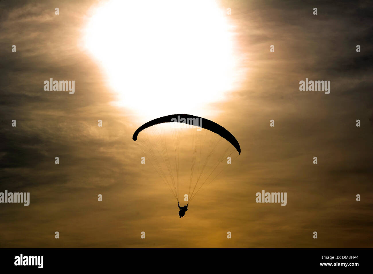 Parapente, parachute, Silhouette d'un parapente Banque D'Images