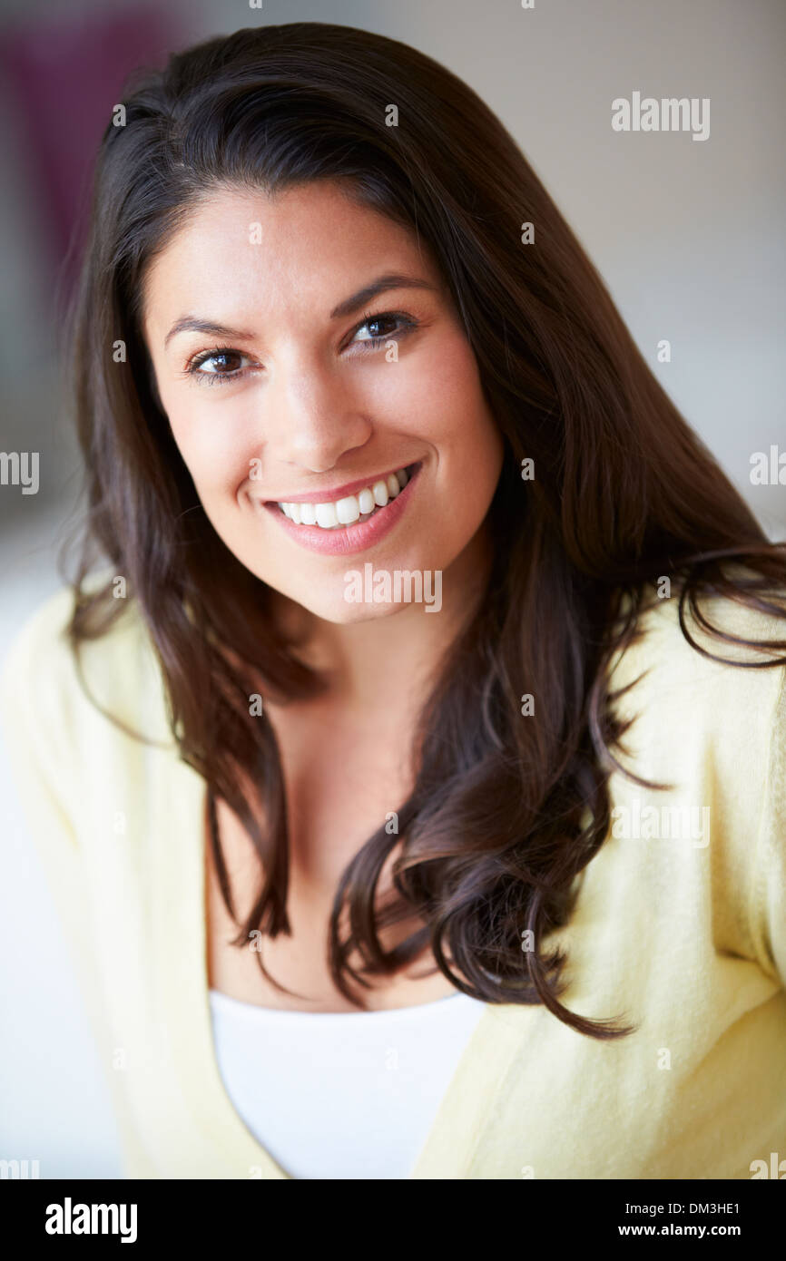Smiling Woman Sitting on Sofa Banque D'Images