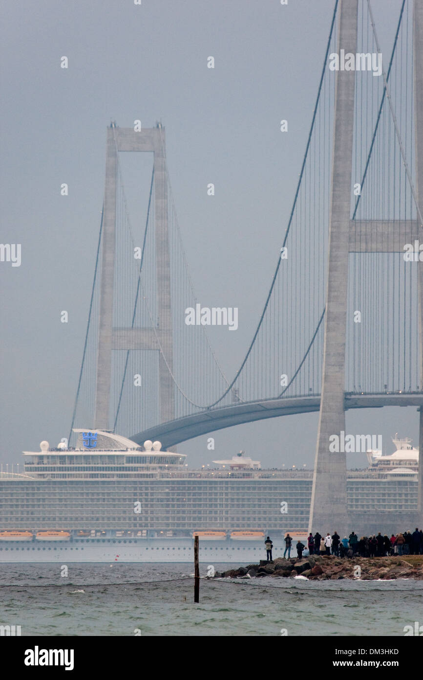 Le M/V Allure of the Seas passant la Grande Ceinture sur son voyage de livraison. Banque D'Images