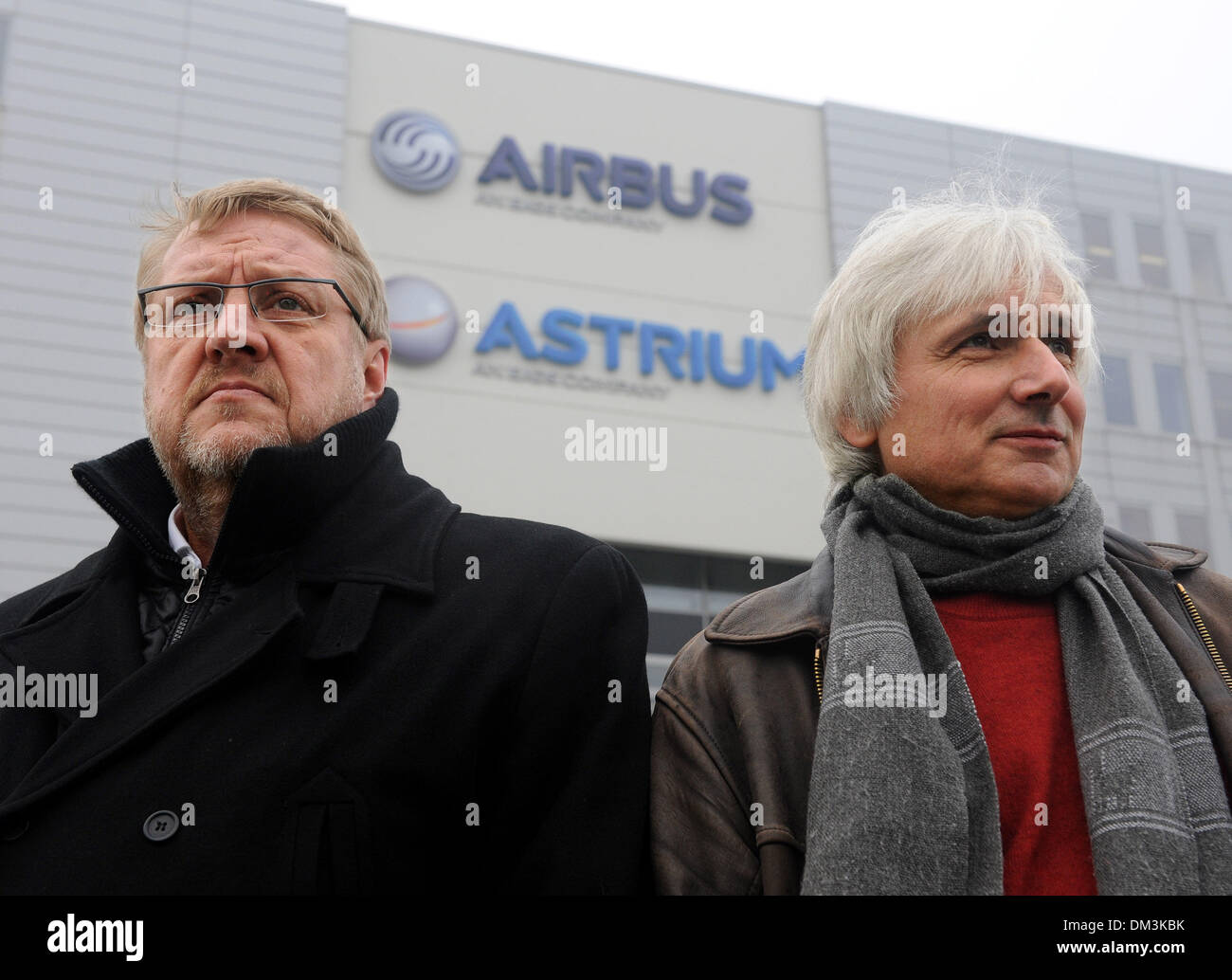 Brême, Allemagne. Dec 11, 2013. Président du conseil d'entreprise Airbus dans l'usine de Brême mirobolant, Klaus Ahlborn (L), et vice-président du comité d'entreprise d'Astrium GmbH Bjoerk Neumann-Moebius, faire une déclaration à l'extérieur de l'usine Airbus et Astrium à Brême, Allemagne, le 11 décembre 2013. Airbus et Astrium ont été informés de l'annonce de plans d'austérité de la maison-mère EADS, à la réunion du comité d'entreprise plus tôt aujourd'hui. Photo : INGO WAGNER/dpa/Alamy Live News Banque D'Images