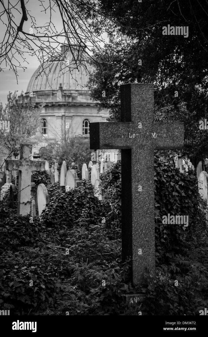 Croix de Pierre Pierre Tombale, cimetière de Brompton Banque D'Images