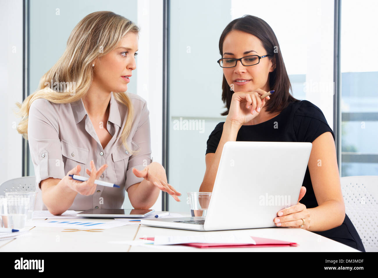 Deux Businesswomen Meeting in Office Banque D'Images