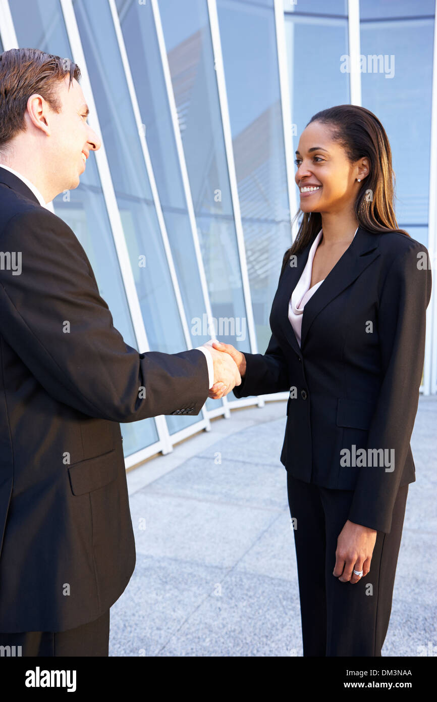 Businessman et Businesswomen Shaking Hands Outside Office Banque D'Images
