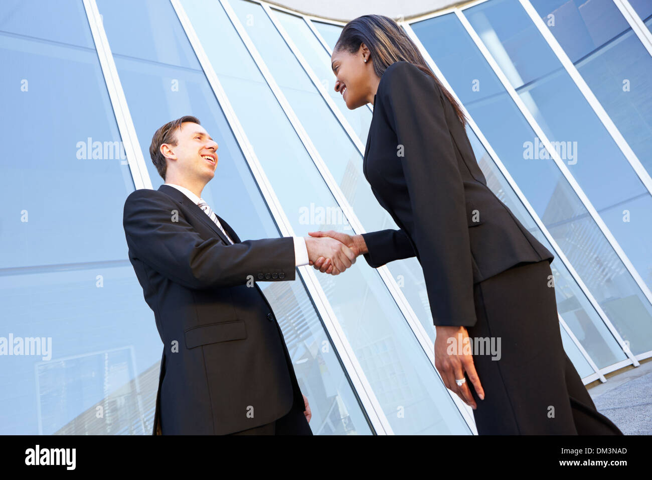 Businessman et Businesswomen Shaking Hands Outside Office Banque D'Images