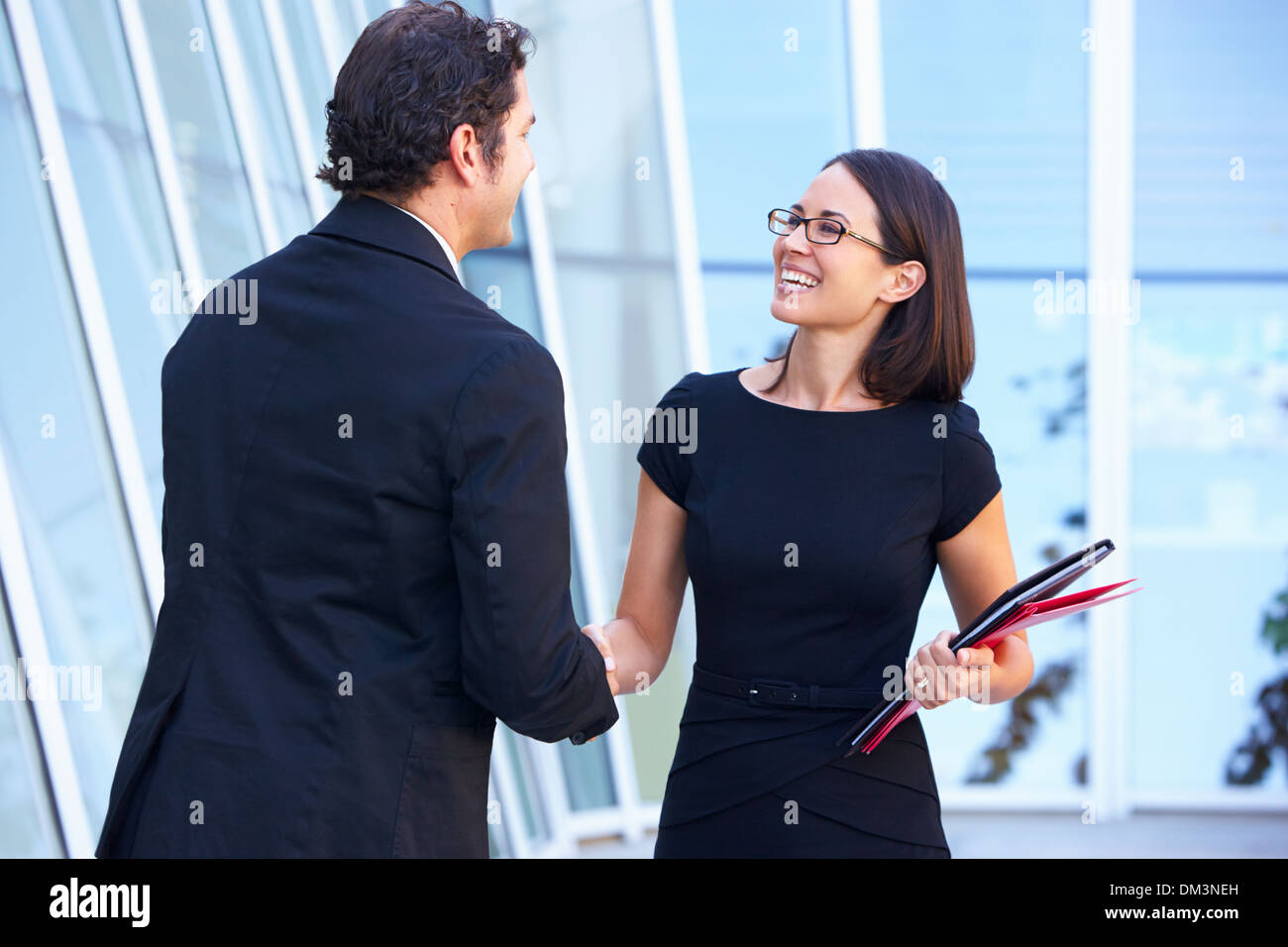 Businessman et Businesswomen Shaking Hands Outside Office Banque D'Images