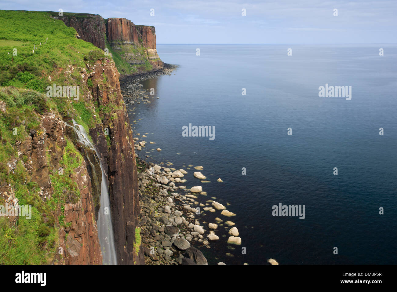 Falaise falaise rock water Grande-bretagne Europe Island Île de Skye kilt kilt rock cascade rocheuse falaise cliffs coast paysages mer Banque D'Images