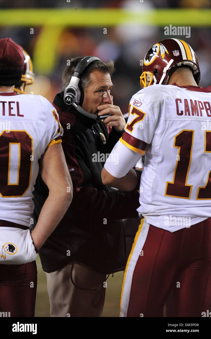 FedEx Field, Landover, Maryland. .Redskins de Washington Jim Zorn et Jason Campbell (17), conférence au cours de l'action jeu en prime time NFL football dimanche soir entre les Dallas Cowboys et les Redskins de Washington. Ceci étant le dernier match de la saison pour les Redskins (4-10), et le simple fait d'avoir perdu mal à la Nouvelle York énorme lundi soir dernier par 33 points. Score final Cowboys Banque D'Images