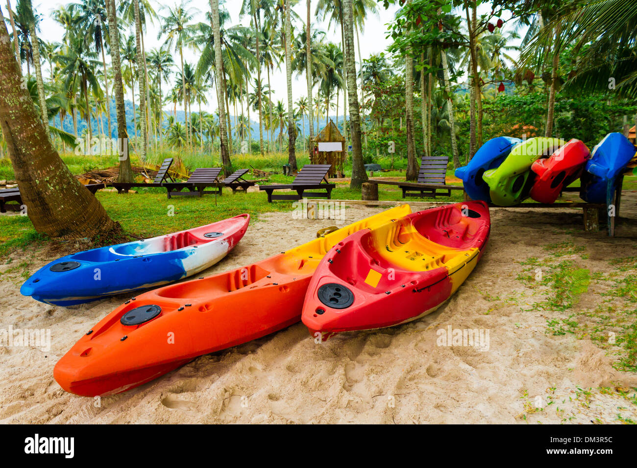 Kayaks colorés tas sur la plage Banque D'Images