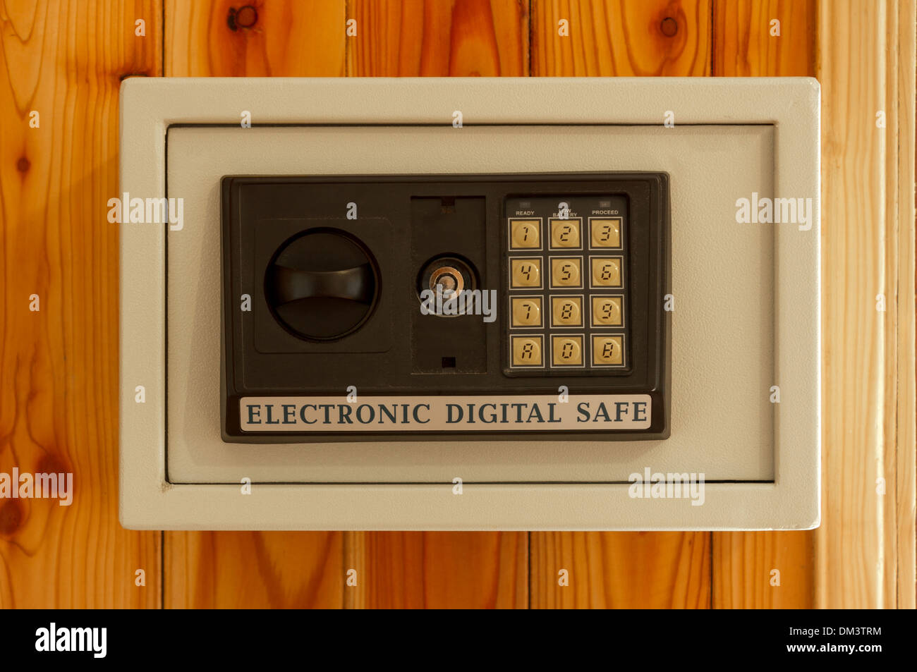 Coffre fort électronique poussiéreux sur le mur en bois. Banque D'Images