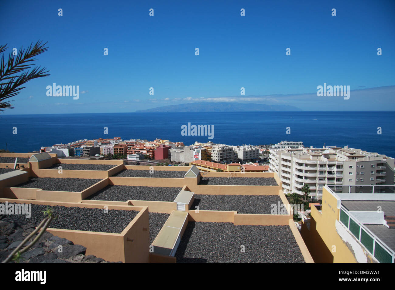 L'Espagne, Europe, Iles Canaries, Tenerife, Los Gigantes, village, rock, falaise, toits, island, île, Gomera Banque D'Images