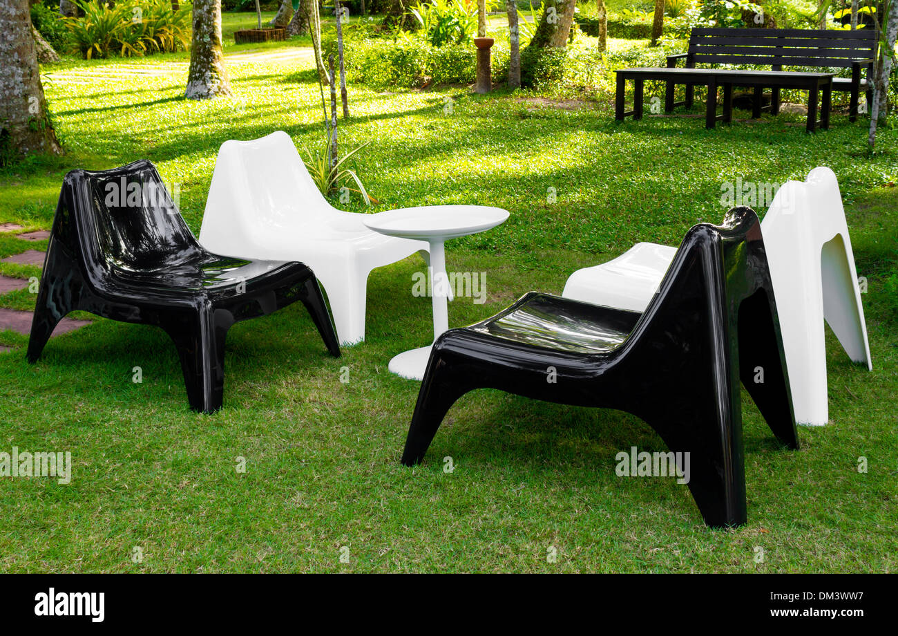 Jardin extérieur mobilier noir et blanc. Banque D'Images