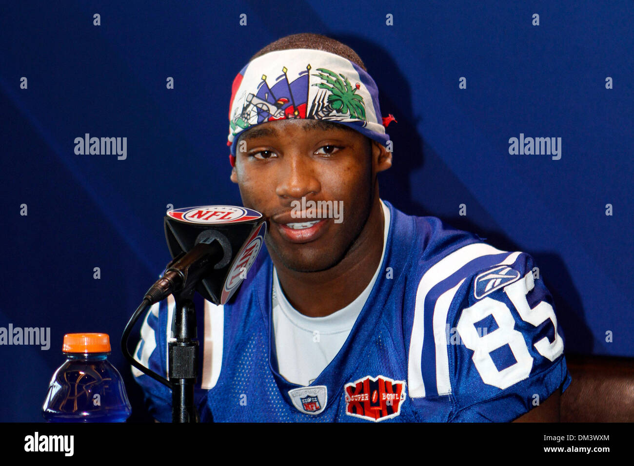 Indianapolis Colts Pierre Garcon téléspectateurs un bandana Haïti alors  qu'il répond aux questions des journalistes lors de la journée des médias  pour le Super Bowl XLIV au Sun Life Stadium. (Crédit Image : ©