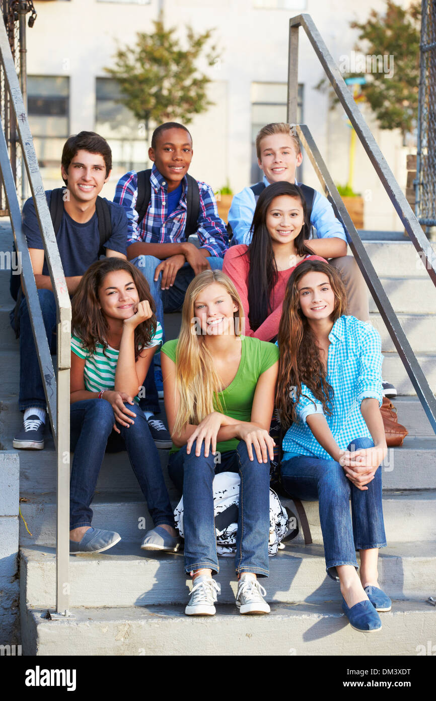 Groupe d'élèves adolescents en dehors de la classe Banque D'Images