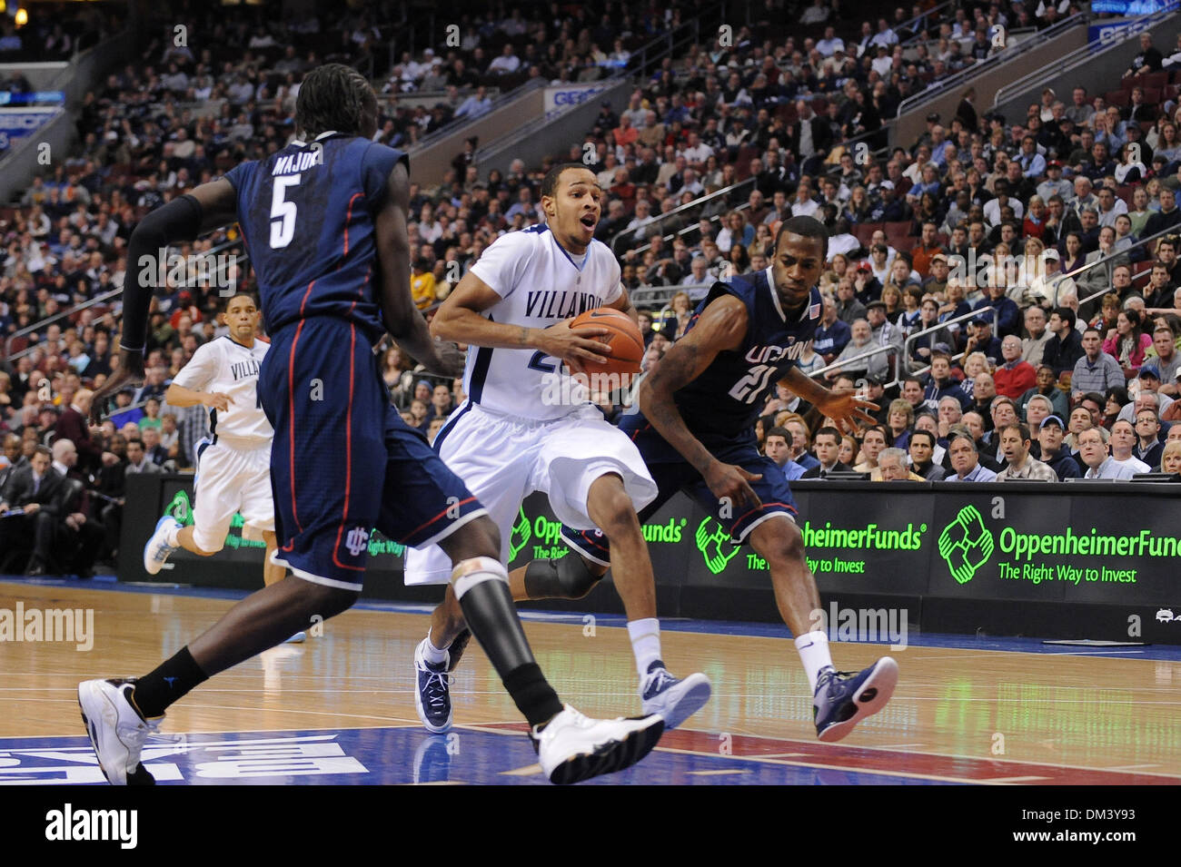 Villanova guard Dominic joue # 23 groupes remorquer Uconn défenseurs. Villanova est contrarié par Uconn 84-75, dans un jeu qui se joue à la Wachovia Center de Philadelphie, Pennsylvanie. (Crédit Image : © Mike Southcreek human life by Sylvester Graham/global/ZUMApress.com) Banque D'Images