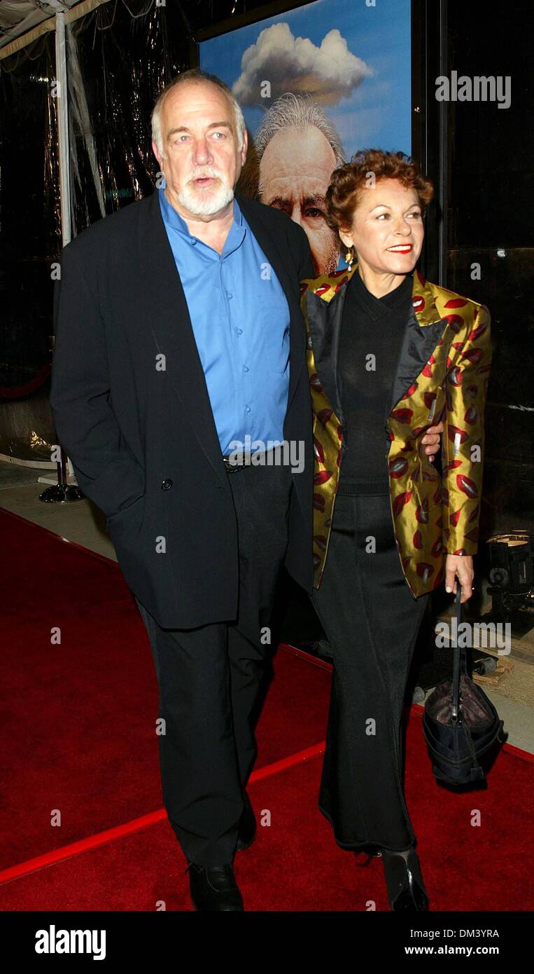 Le 12 décembre 2002 - Los Angeles, Californie, USA - K27980FB LOS ANGELES PREMIERE - A PROPOS DE SCHMIDT.L'académie, BEVERLY HILLS, CA.12/12/02. FITZROY BARRETT/ 2002.HOWARD HESSEMAN ET FEMME(Image Crédit : © Globe Photos/ZUMAPRESS.com) Banque D'Images