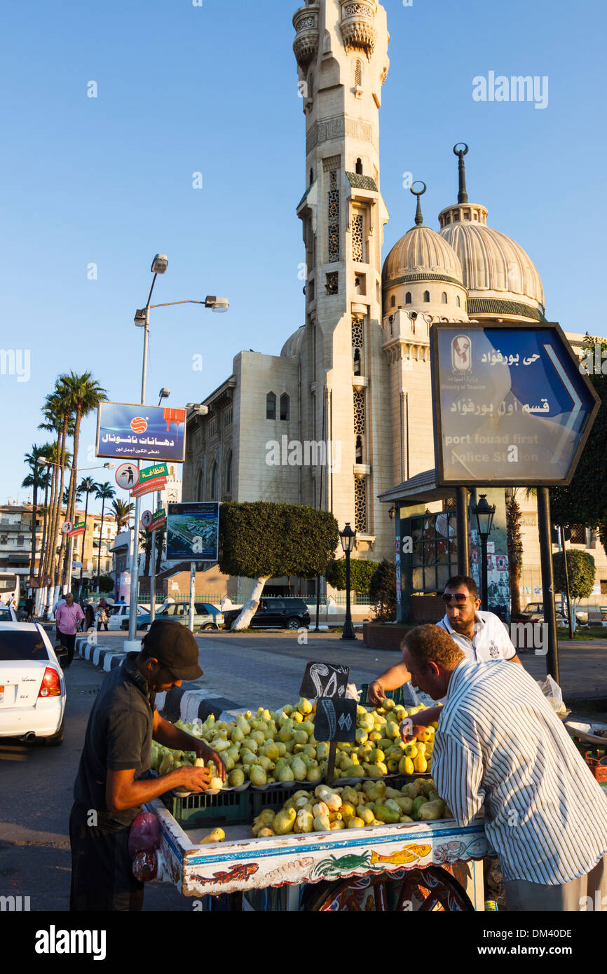 Étal de fruits de la rue à côté de la mosquée de Port Fouad. Port Said, Egypte Banque D'Images