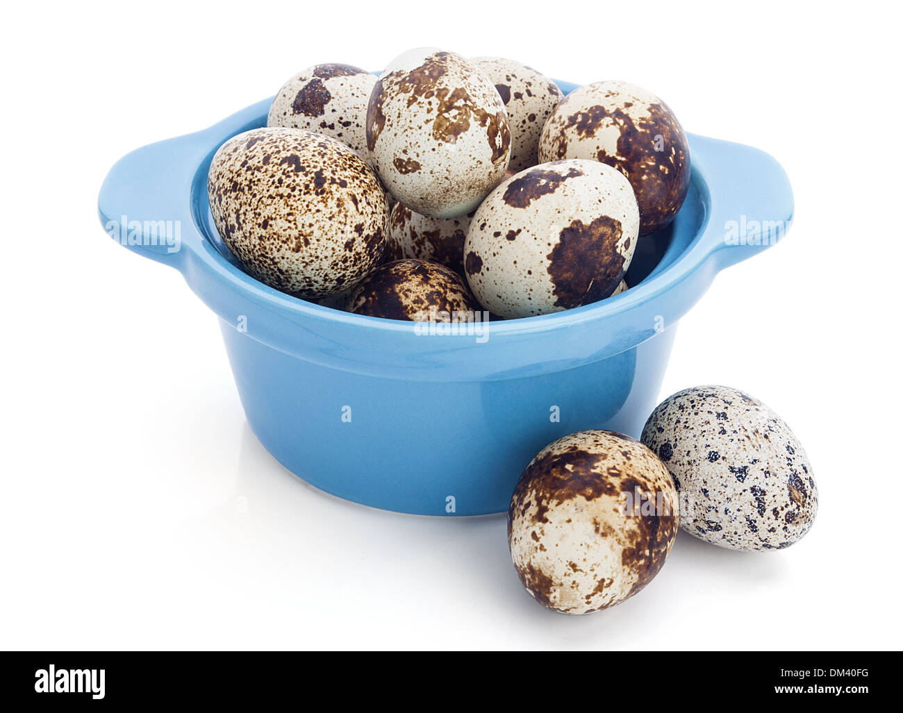 Oeuf de caille dans un bol, isolé sur fond blanc Banque D'Images