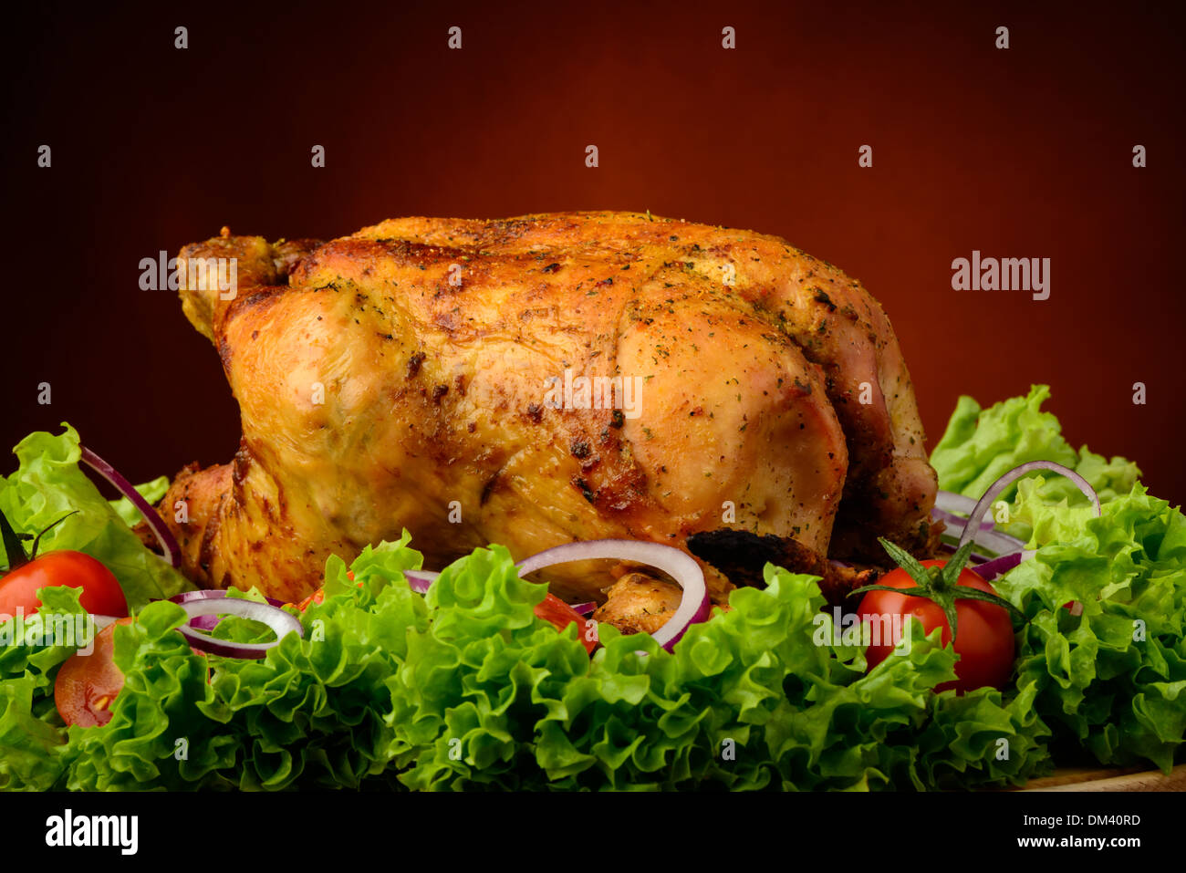 Nature morte au poulet rôti et légumes frais biologiques, Banque D'Images