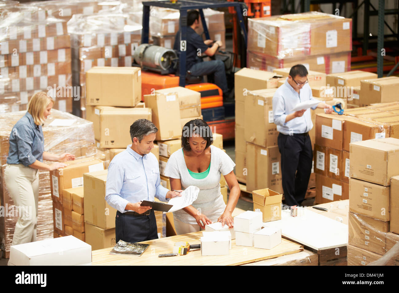 Les travailleurs dans la préparation des marchandises pour l'expédition de l'entrepôt Banque D'Images