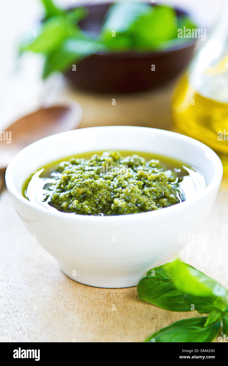 Pesto Genovese traditionnel fait de basilic, les pignons de pin et parmesan Banque D'Images