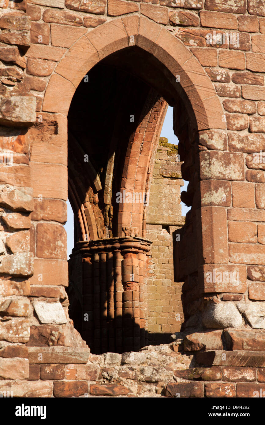 Les ruines de l'abbaye de Sweetheart sous le soleil d'après-midi, nouveau pont de l'abbaye, Dumfries et Galloway. Banque D'Images