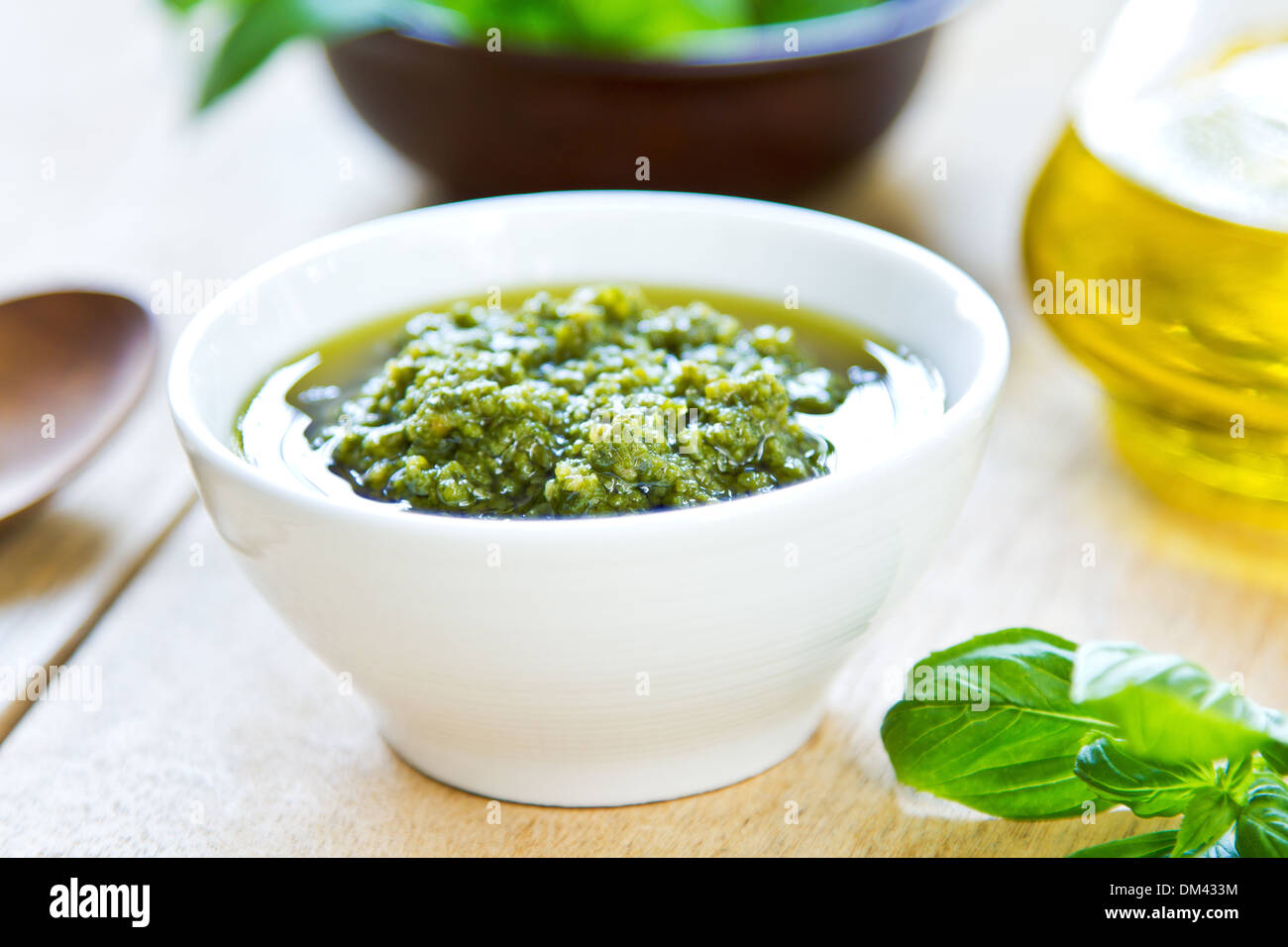 Pesto Genovese traditionnel fait de basilic, les pignons de pin et parmesan Banque D'Images