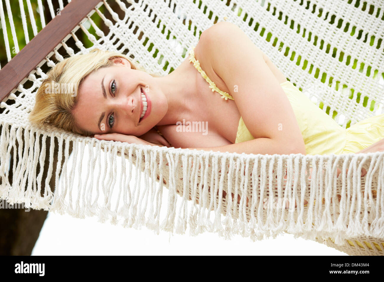 Woman Relaxing In Hammock Beach Banque D'Images