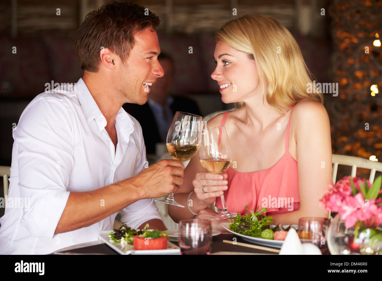Couple Enjoying Meal In Restaurant Banque D'Images