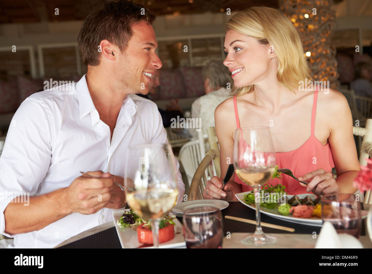 Couple Enjoying Meal In Restaurant Banque D'Images