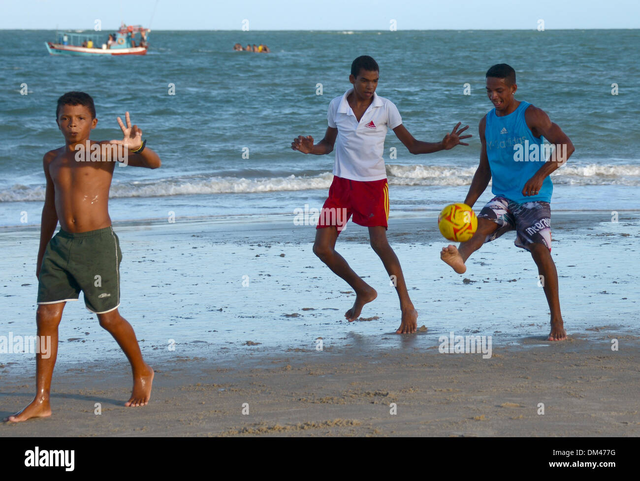 Natal, Brésil. 7 Décembre, 2013. Un groupe de jeunes jouer un match de soccer de plage sur une plage près de la ville de Natal, Brésil, 7 décembre 2013. Le Brésil se prépare pour la prochaine Coupe du monde de football 2014. Photo : Marcus Brandt/dpa/Alamy Live News Banque D'Images
