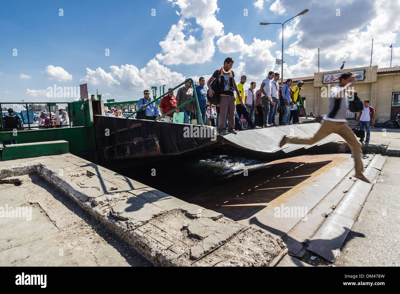 Les passagers qui quittent le ferry gratuit sur le Canal de Suez qui relie Port Fouad à Port Saïd. L'Égypte Banque D'Images