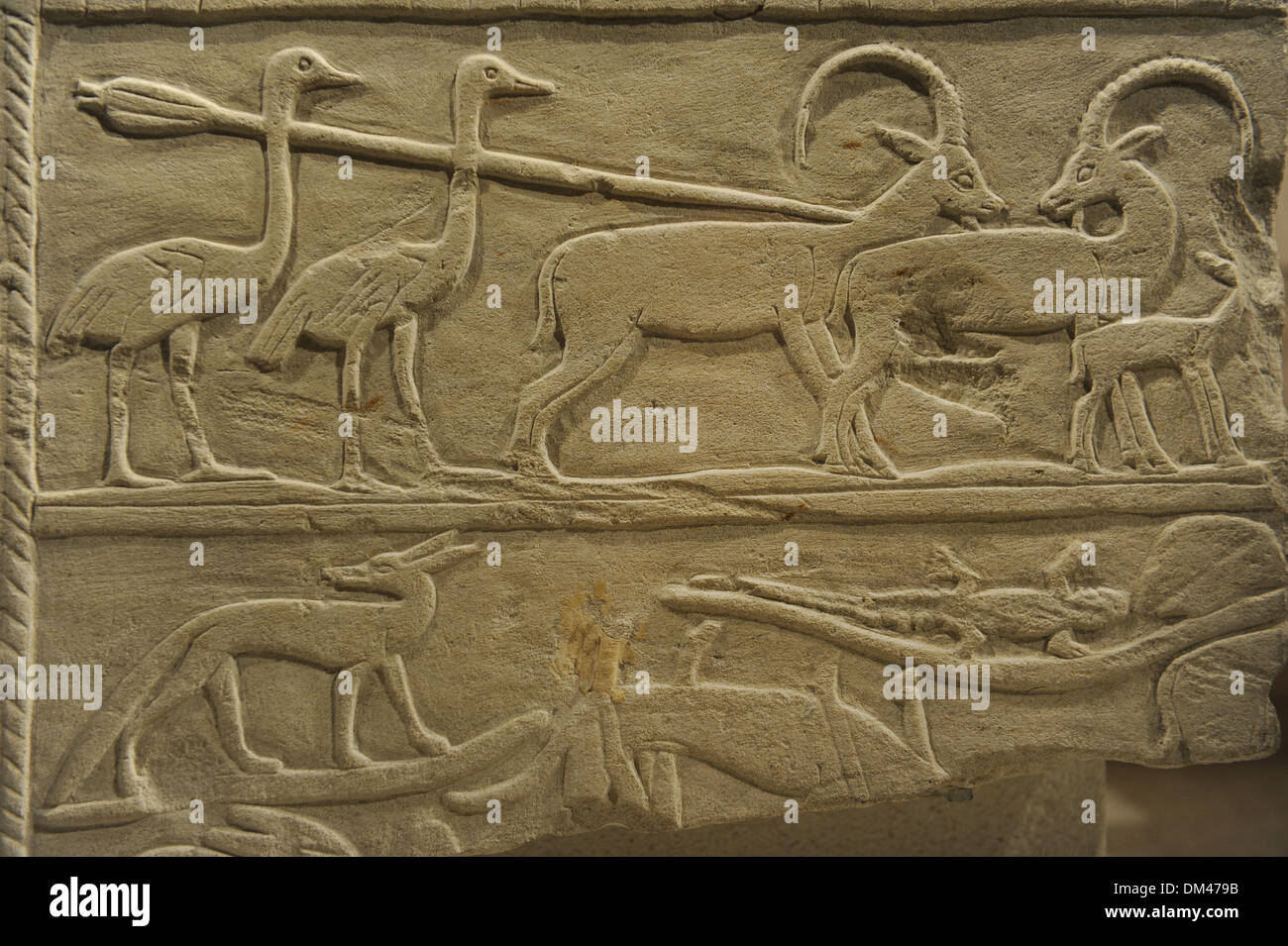 Fragment de relief représentant une scène de chasse avec des bouquetins et des autruches. La pierre calcaire. Empire du Milieu. 12ème dynastie. 1940-1760 BC. Banque D'Images