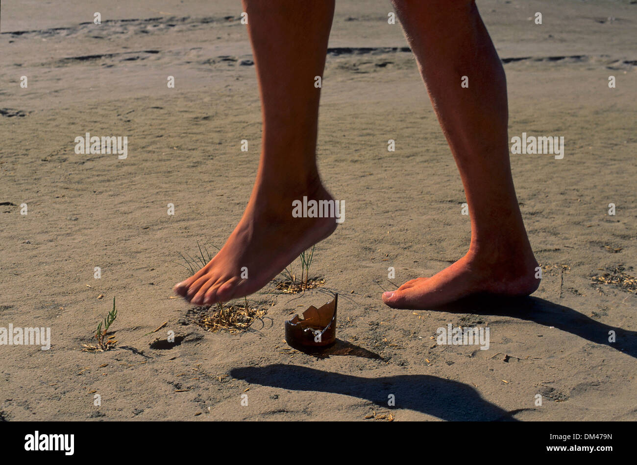 L'Écharde de fond de la bouteille sur la plage, pieds nus, Scherbe, Flaschenboden am Strand, 'the fashion Banque D'Images