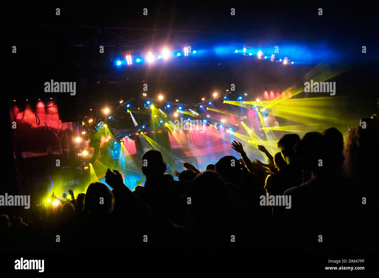 Fans regarder un concert par le groupe de rock VOLBEAT à l'O2 World Arena de Berlin, Allemagne. Banque D'Images