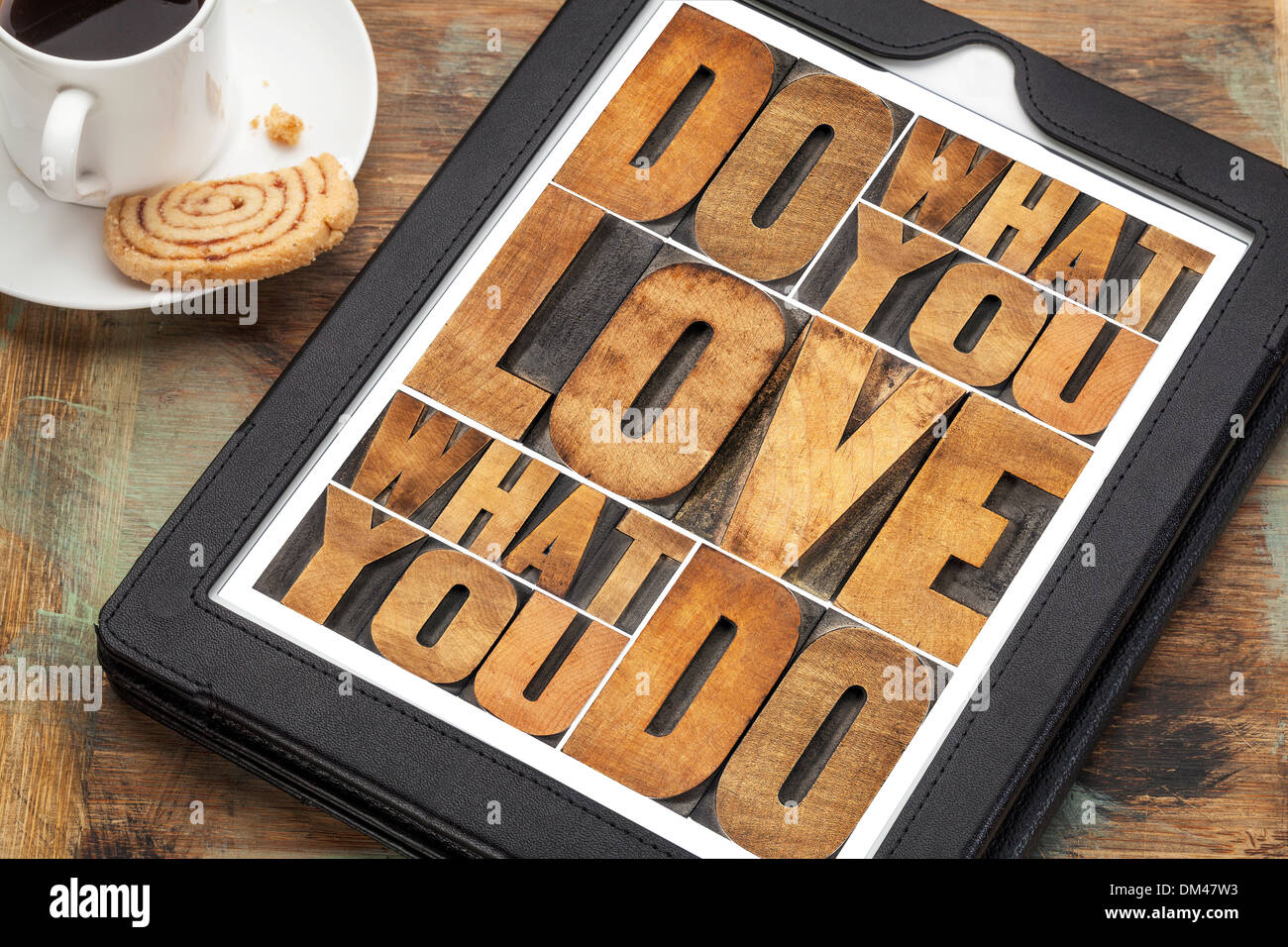 Faites ce que vous aimez, aimez ce que vous faites - mot de motivation résumé dans la typographie vintage type de bois sur une tablette numérique Banque D'Images