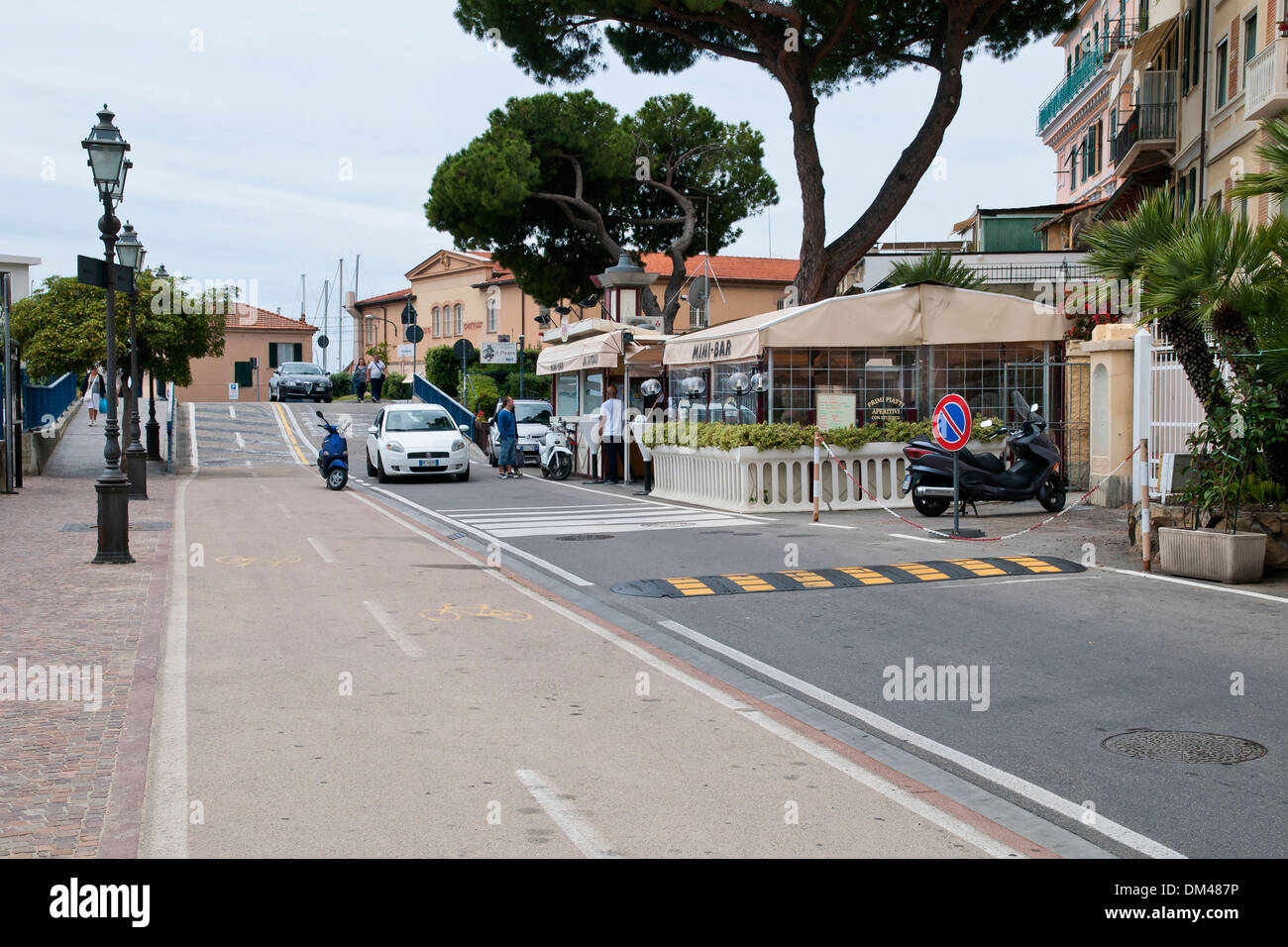 La route menant au bord de l'eau, San Remo, Italie Banque D'Images