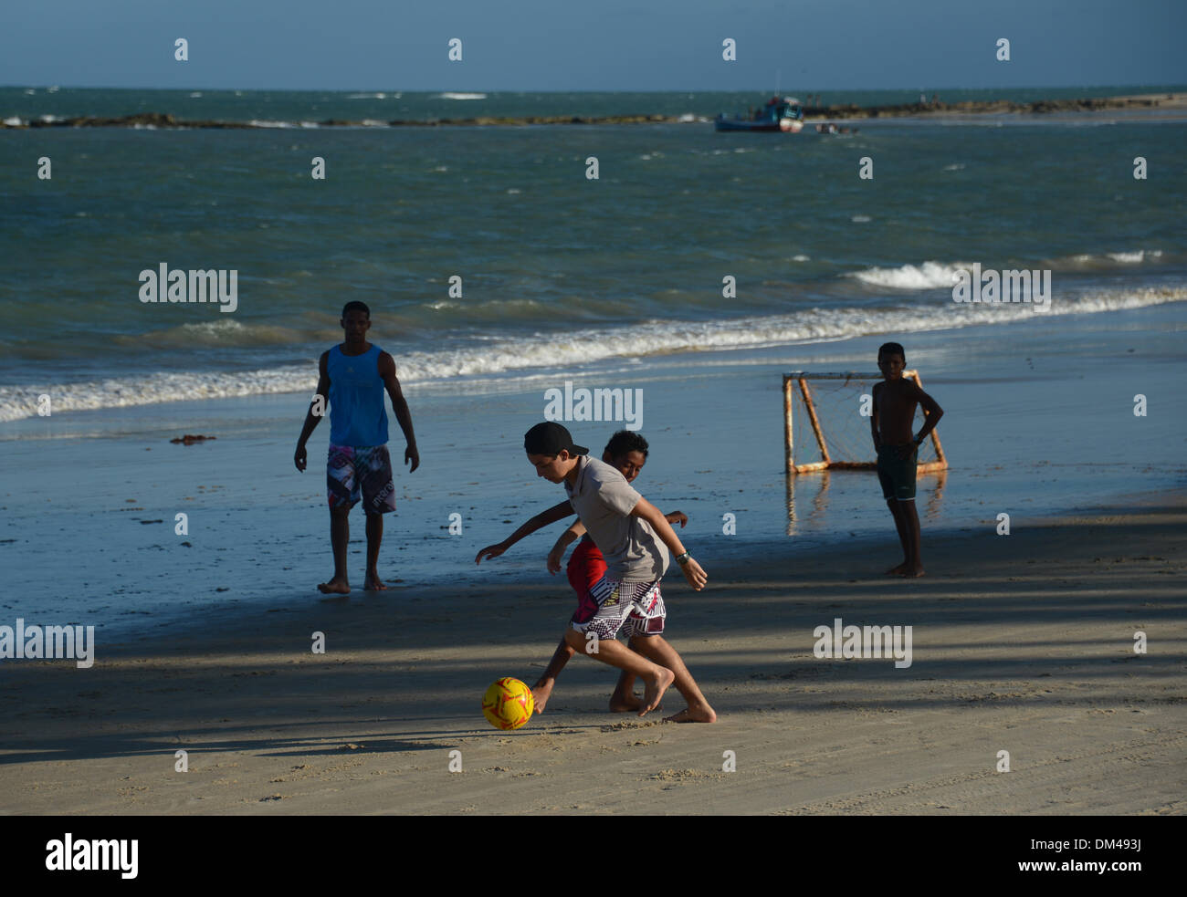 Natal, Brésil. Dec 8, 2013. Un groupe de jeunes Brésiliens jouer un match de soccer de plage sur une plage près de la ville de Natal, Brésil, 8 décembre 2013. Le Brésil se prépare pour la prochaine Coupe du monde de football 2014. Photo : Marcus Brandt/dpa/Alamy Live News Banque D'Images