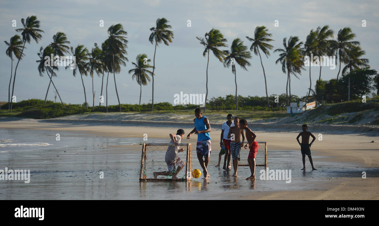 Natal, Brésil. Dec 8, 2013. Un groupe de jeunes Brésiliens jouer un match de soccer de plage sur une plage près de la ville de Natal, Brésil, 8 décembre 2013. Le Brésil se prépare pour la prochaine Coupe du monde de football 2014. Photo : Marcus Brandt/dpa/Alamy Live News Banque D'Images